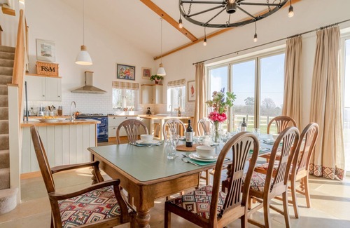 Witney Cottage | The Old Barn, Witney - sleeps 6 guests in 3 bedrooms