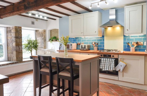 Chapel en le Frith House | THE OLD BULLS HEAD, pet friendly, with hot tub in Chapel-En-Le-Frith