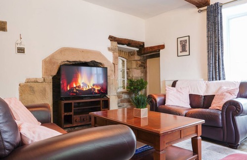 Chapel en le Frith House | THE OLD BULLS HEAD, pet friendly, with hot tub in Chapel-En-Le-Frith