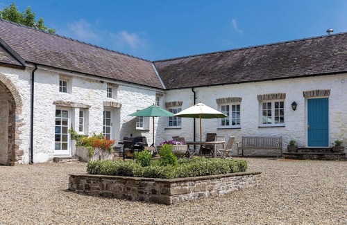 Llandefeilog House | THE OLD CARRIAGE COURT, pet friendly, with open fire in Kidwelly