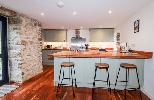 Fivelanes Cottage | THE OLD CATTLE BARN, pet friendly, with a garden in Launceston