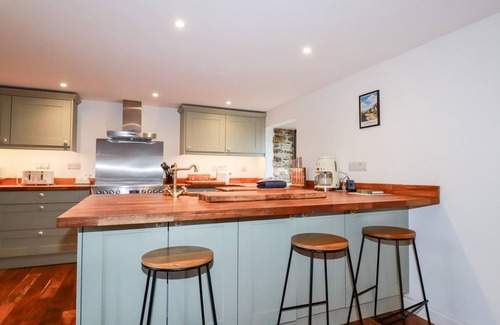 Fivelanes Cottage | THE OLD CATTLE BARN, pet friendly, with a garden in Launceston