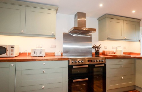 Fivelanes Cottage | THE OLD CATTLE BARN, pet friendly, with a garden in Launceston