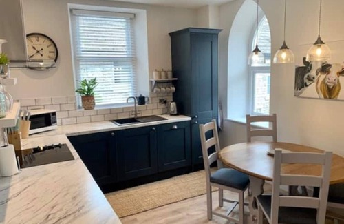 Tideswell Apartment | The Old Chapel Tideswell Peak District - 2 ensuite bedrooms- private parking