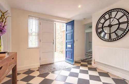 South Creake House | The Old Chequers - Hot tub & Games room
