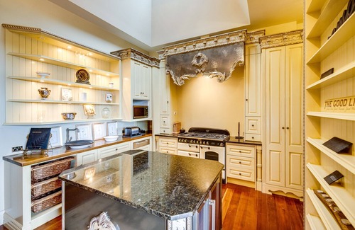 Meeanee House | The Old Church Villa - Napier Holiday Home