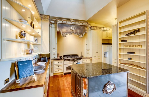 Meeanee House | The Old Church Villa - Napier Holiday Home