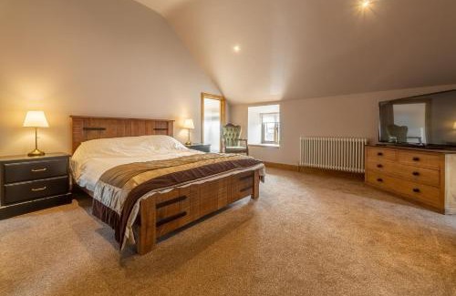 Paston House | The Old English Barn