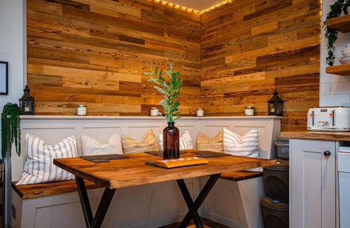 New Moat House | The Old Farmhouse · Cosy Farm Conversion In The Heart Of Pembrokeshire