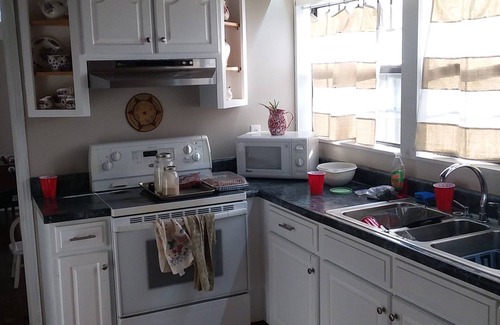 Macon House | The Old Farmhouse (family friendly house by the woods) easy access, near 45