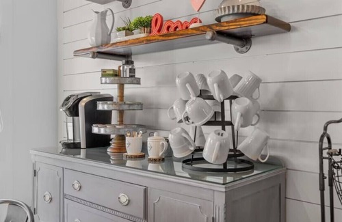 Rineyville House | The Old Farmhouse Inn is a charming 4-bedroom Farmhouse in Rineyville, Kentucky