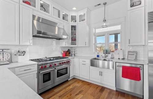 Rineyville House | The Old Farmhouse Inn is a charming 4-bedroom Farmhouse in Rineyville, Kentucky