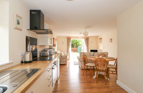 Alford Cottage | THE OLD GATE HOUSE ANNEXE, pet friendly, with a garden in Alford