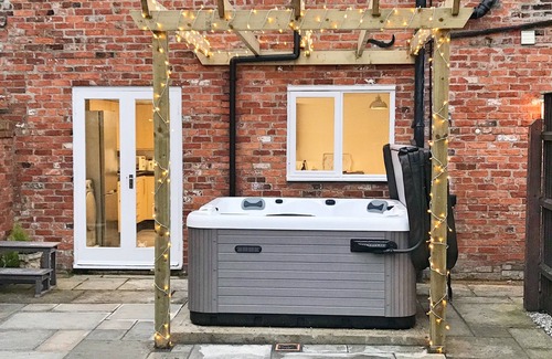 Wainfleet All Saints House | The Old Jolly Cottage with hot tub