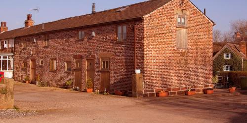 Moreton House | The Old Mill at Barnacre - Cosy cottage with private hot tub & pool access