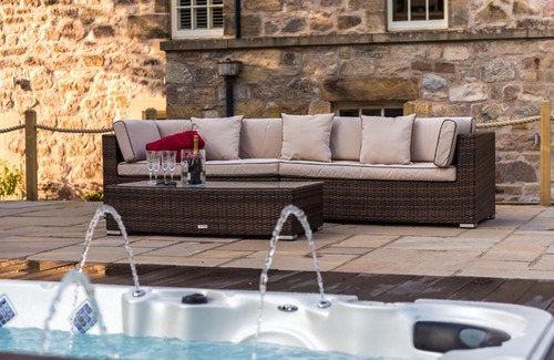 Dalkeith Villa | The Old Millhouse - Luxury Retreat with Sauna, Cold Plunge, Yoga & Swim SPA