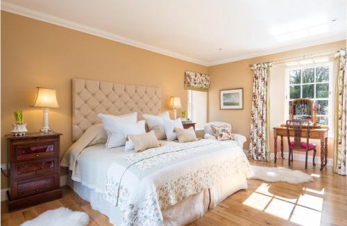 Dalkeith Villa | The Old Millhouse - Luxury Retreat with Sauna, Cold Plunge, Yoga & Swim SPA