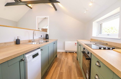 Netley Cottage | THE OLD PARLOUR, pet friendly, with a garden in Durley