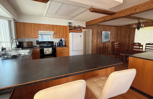 Lone Butte House | The Old Perry House - Lakefront Heritage Retreat