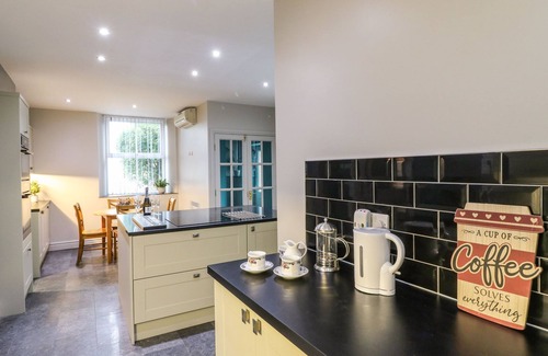 Middleton Cottage | THE OLD POST OFFICE, pet friendly, with hot tub in Wirksworth