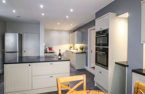 Middleton Cottage | THE OLD POST OFFICE, pet friendly, with hot tub in Wirksworth
