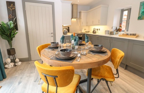 Norwich Cottage | THE OLD RECTORY COACH HOUSE, family friendly in Rockland St Mary