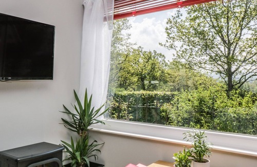 Kippen Cottage | THE OLD SCHOOL BIKE SHED, pet friendly, with a garden in Aberfoyle