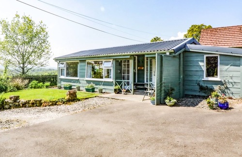 Kippen Cottage | THE OLD SCHOOL BIKE SHED, pet friendly, with a garden in Aberfoyle