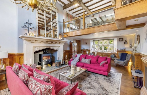 Munslow Cottage | THE OLD SCHOOL, family friendly, with hot tub in Craven Arms
