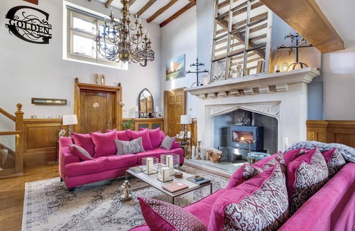 Munslow Cottage | THE OLD SCHOOL, family friendly, with hot tub in Craven Arms