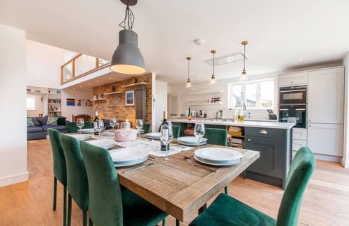 Broadstairs House | The Old School Hall - Opulence and Location