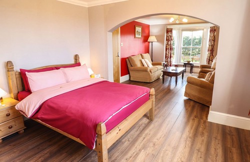 Winestead Cottage | THE OLD SCHOOL HOUSE, pet friendly, with a garden in Patrington