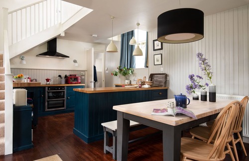Hume Cottage | The Old School, Hume - sleeping 4 guests in 2 bedrooms