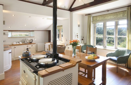 South Perrott House | The Old School - sleeps 6 guests in 3 bedrooms