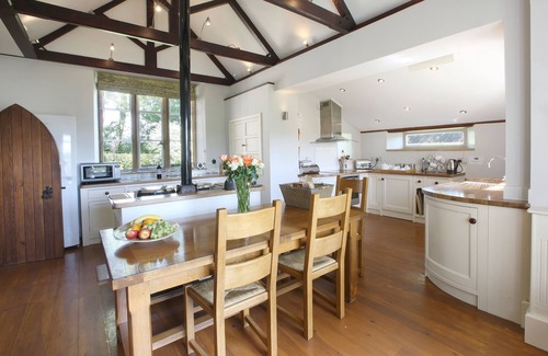 South Perrott House | The Old School - sleeps 6 guests in 3 bedrooms