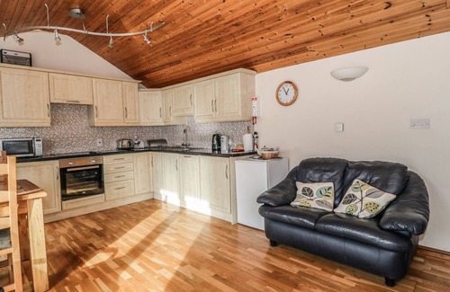 Alberbury Cottage | THE OLD SHEEP SHED, family friendly, with hot tub in Alberbury