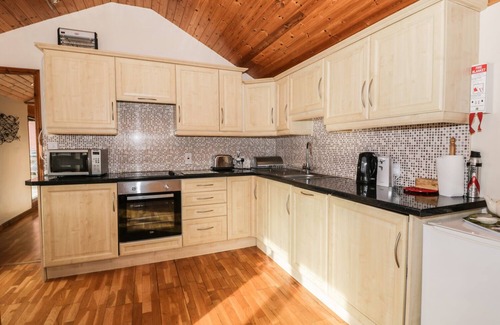Alberbury Cottage | THE OLD SHEEP SHED, family friendly, with hot tub in Alberbury