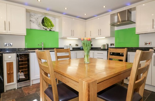 Saint Columb Major Cottage | THE OLD SMITHY, pet friendly, with a garden in St Columb Major