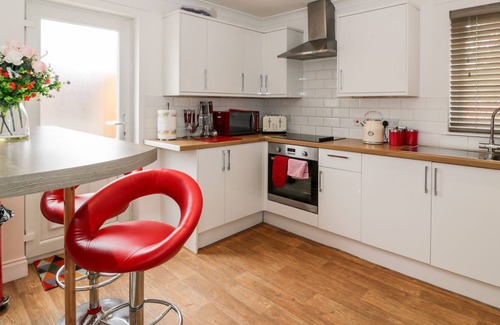 Cronberry Cottage | THE OLD TOLL COTTAGE, pet friendly, with a garden in Muirkirk