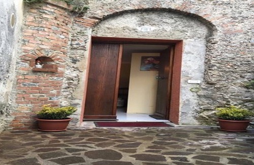 Buonvicino House | The Old Tower Elegant traditional style cottage in the historic center.