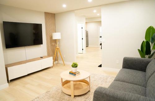 Northwest Calgary Apartment | The Old Trafford - Stylish 2 bed suite