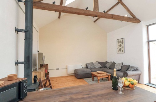 Scalby Cottage | THE OLD WORKSHOP, pet friendly, with hot tub in Scarborough