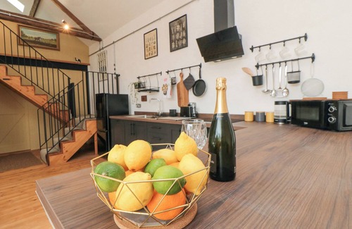 Scalby Cottage | THE OLD WORKSHOP, pet friendly, with hot tub in Scarborough