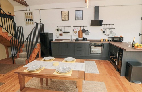 Scalby Cottage | THE OLD WORKSHOP, pet friendly, with hot tub in Scarborough