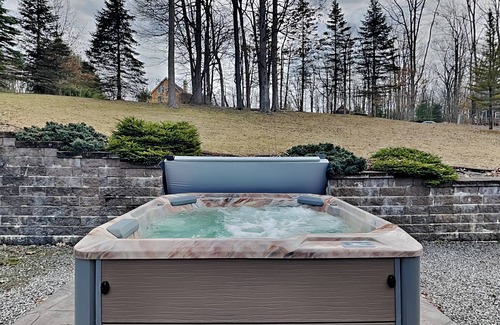 McHenry House | The Old World Chalet | Pet-friendly, Hot Tub, EV Charger