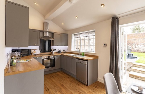 Chesterfield Cottage | The Olde Coach House - Cottage with Hot Tub