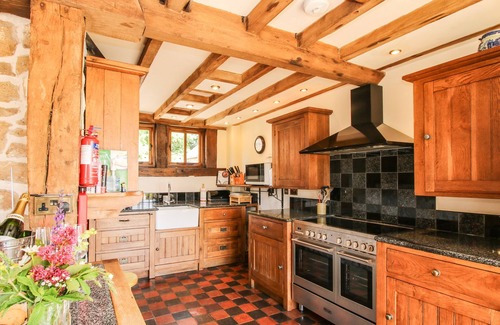 Wall-under-heywood Cottage | THE OLDE COW HOUSE, pet friendly, with pool in Cardington