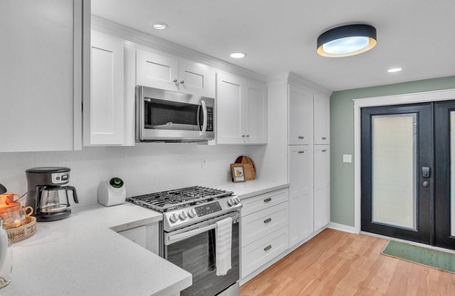 Lakeland House | The Olive Branch – 5★ Historic Bungalow Walkable + Stylish + Family-Friendly