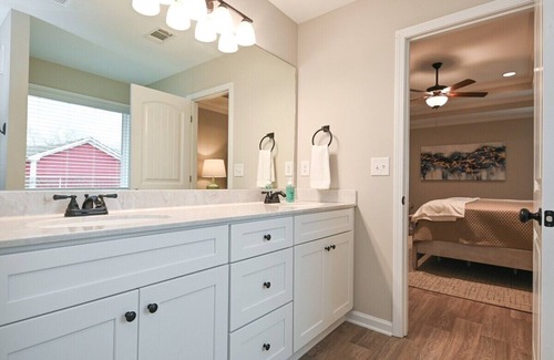 Commerce House | The Olive Cottage Close to Outlet Shops!