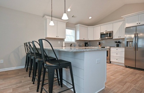 Commerce House | The Olive Cottage Close to Outlet Shops!